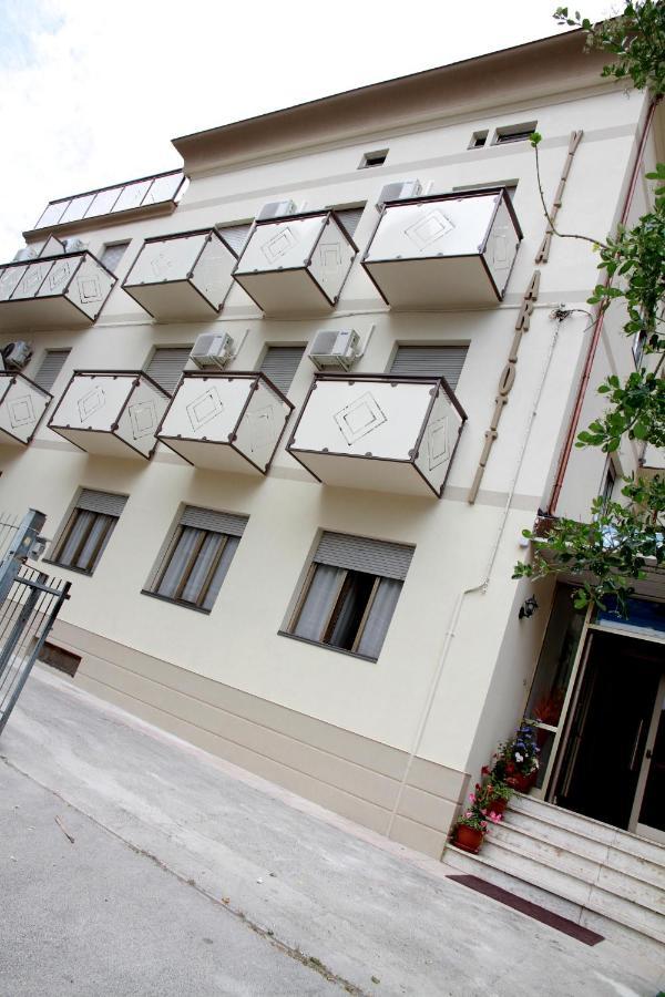 Hotel Villa Arlotti Римини Екстериор снимка