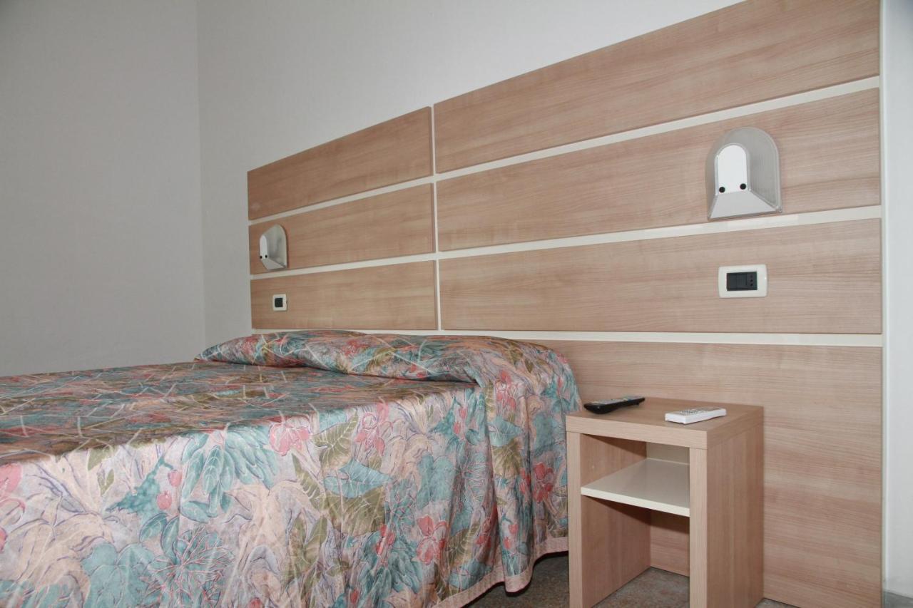 Hotel Villa Arlotti Римини Екстериор снимка