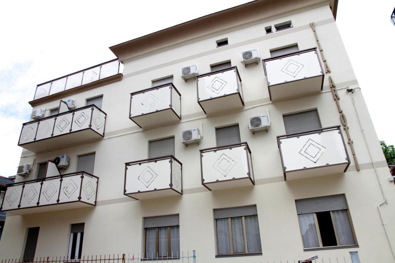 Hotel Villa Arlotti Римини Екстериор снимка