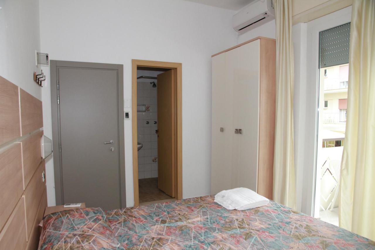 Hotel Villa Arlotti Римини Екстериор снимка