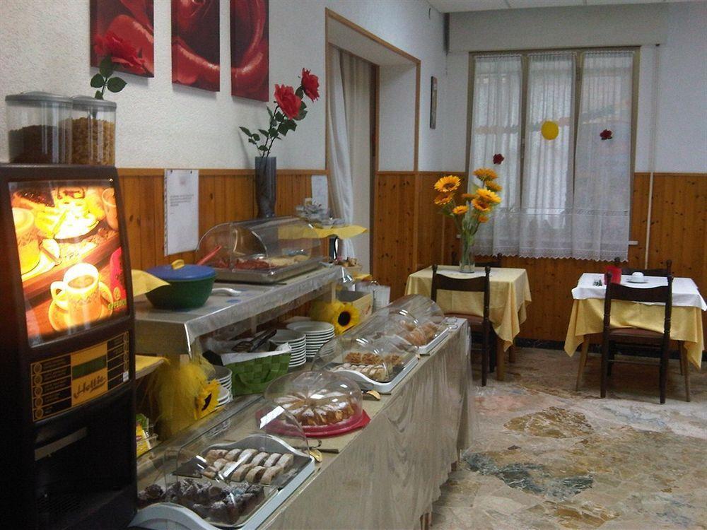 Hotel Villa Arlotti Римини Екстериор снимка