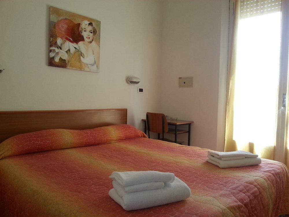 Hotel Villa Arlotti Римини Екстериор снимка