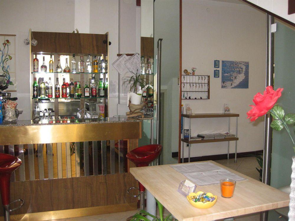 Hotel Villa Arlotti Римини Екстериор снимка