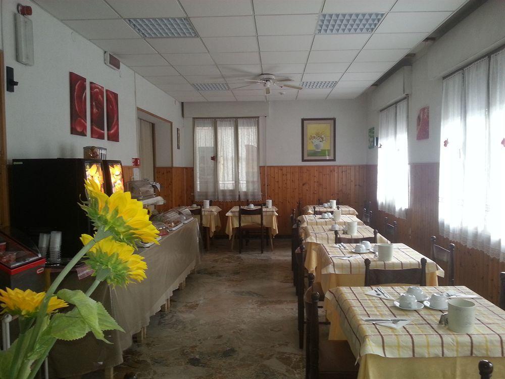 Hotel Villa Arlotti Римини Екстериор снимка
