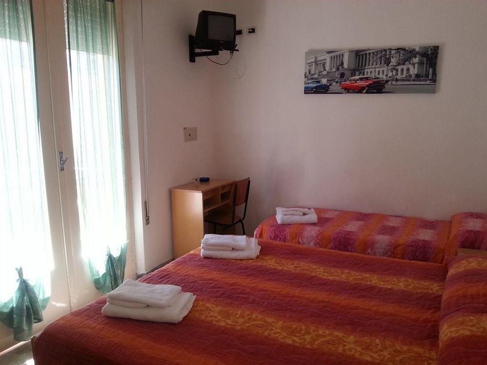 Hotel Villa Arlotti Римини Екстериор снимка