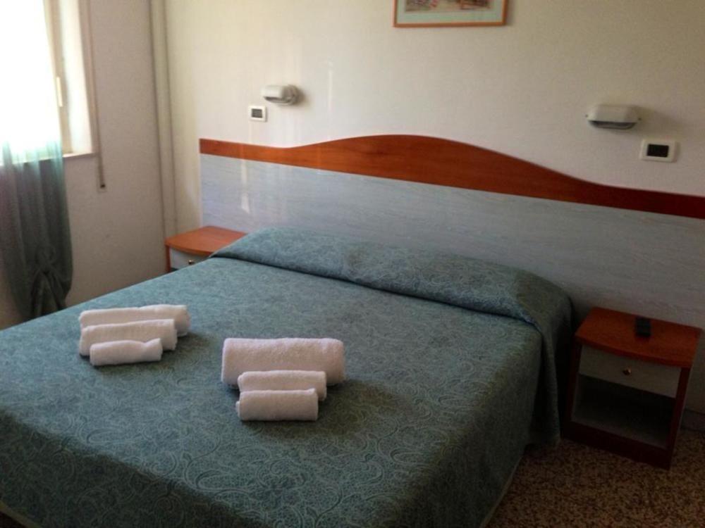 Hotel Villa Arlotti Римини Екстериор снимка