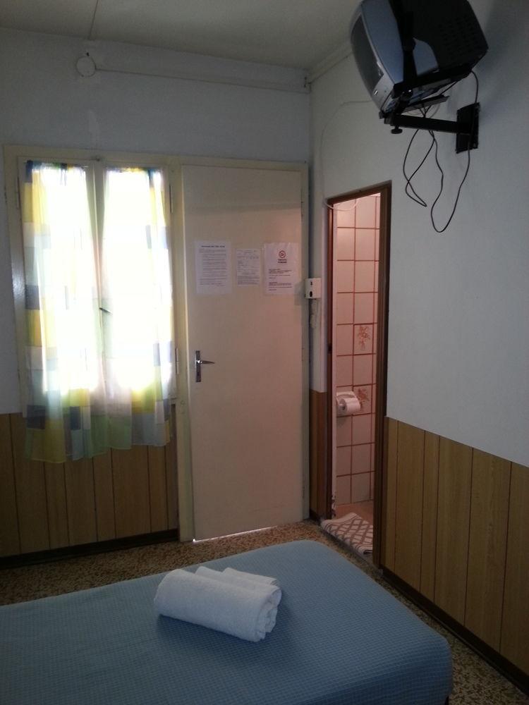 Hotel Villa Arlotti Римини Екстериор снимка