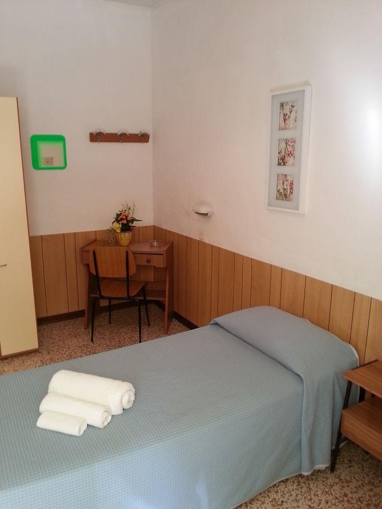 Hotel Villa Arlotti Римини Екстериор снимка