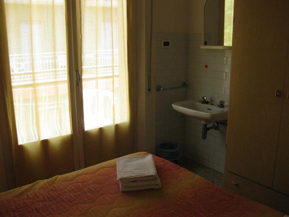 Hotel Villa Arlotti Римини Екстериор снимка