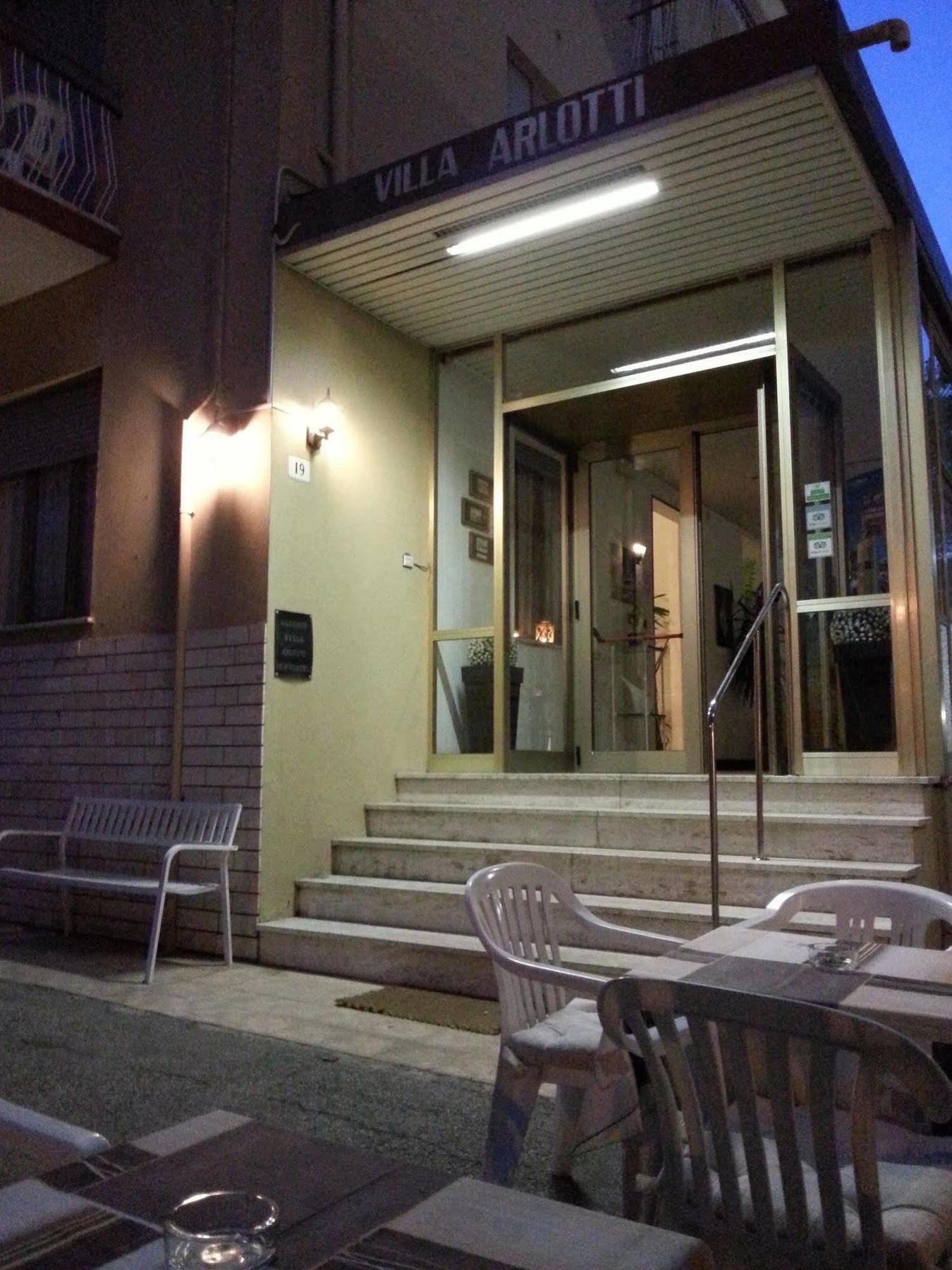 Hotel Villa Arlotti Римини Екстериор снимка