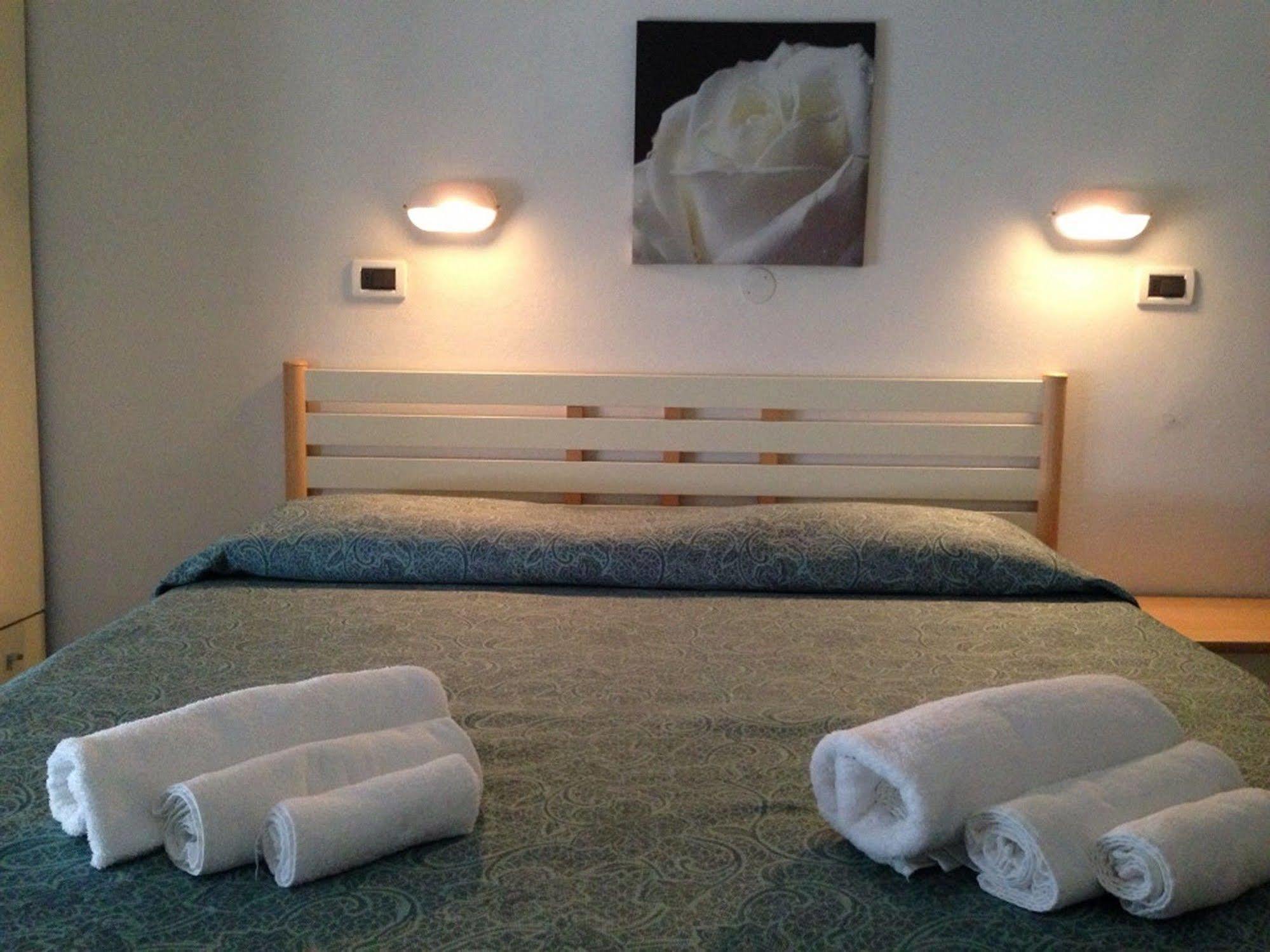 Hotel Villa Arlotti Римини Екстериор снимка