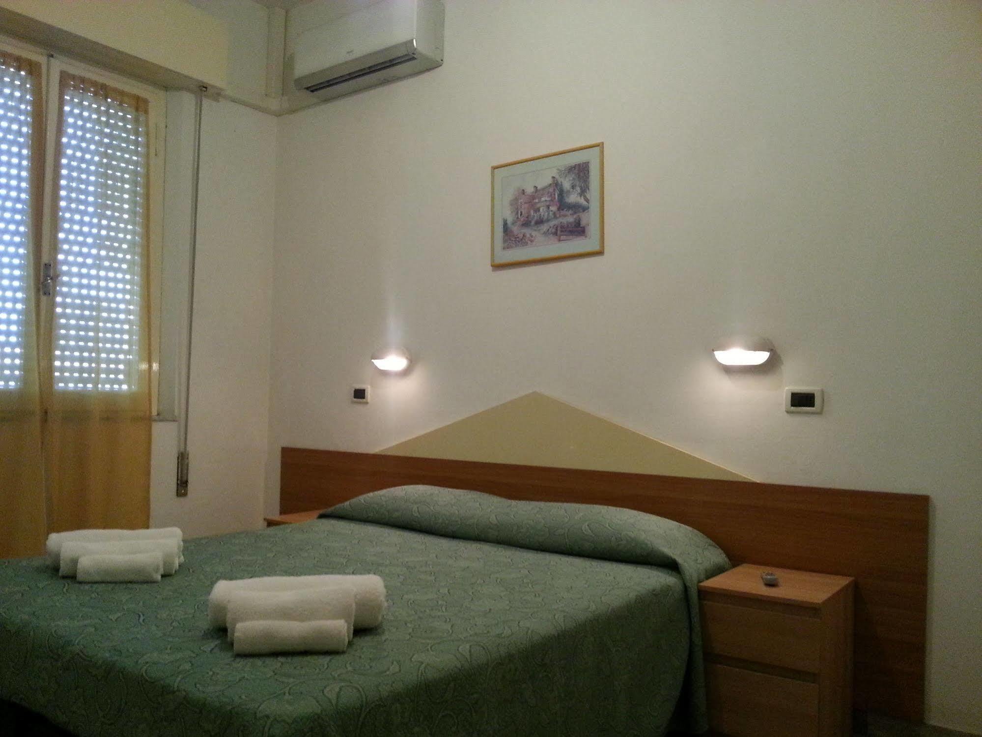 Hotel Villa Arlotti Римини Екстериор снимка
