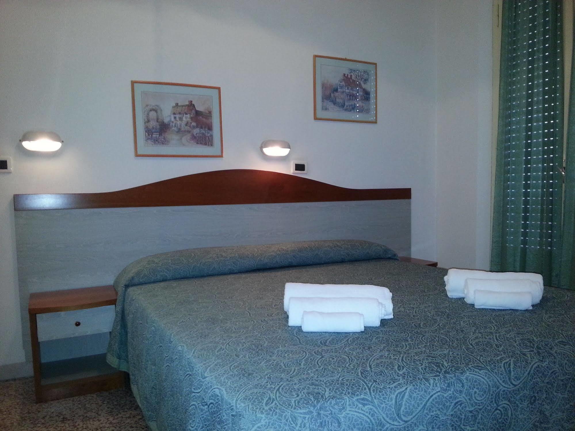 Hotel Villa Arlotti Римини Екстериор снимка