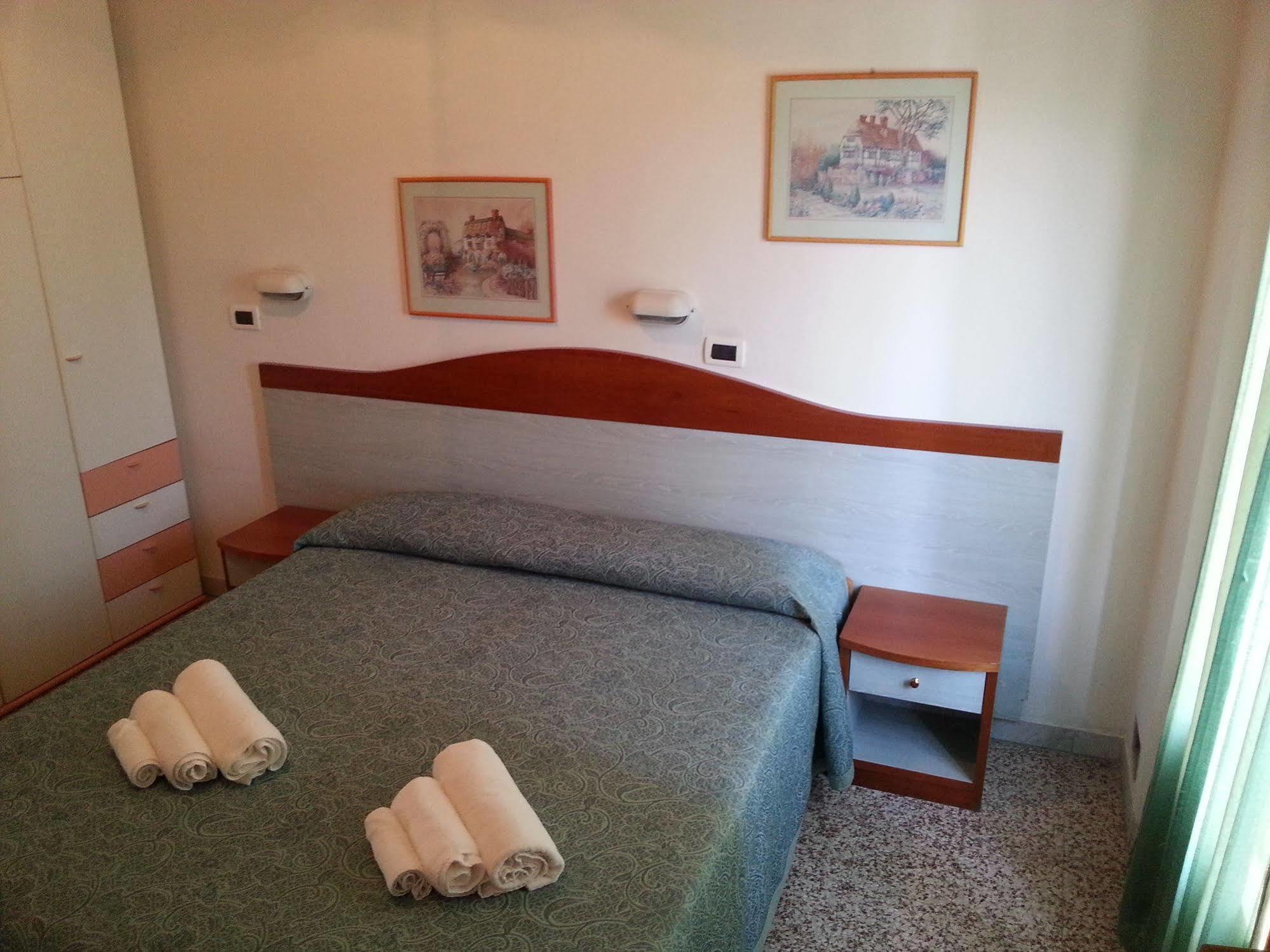 Hotel Villa Arlotti Римини Екстериор снимка
