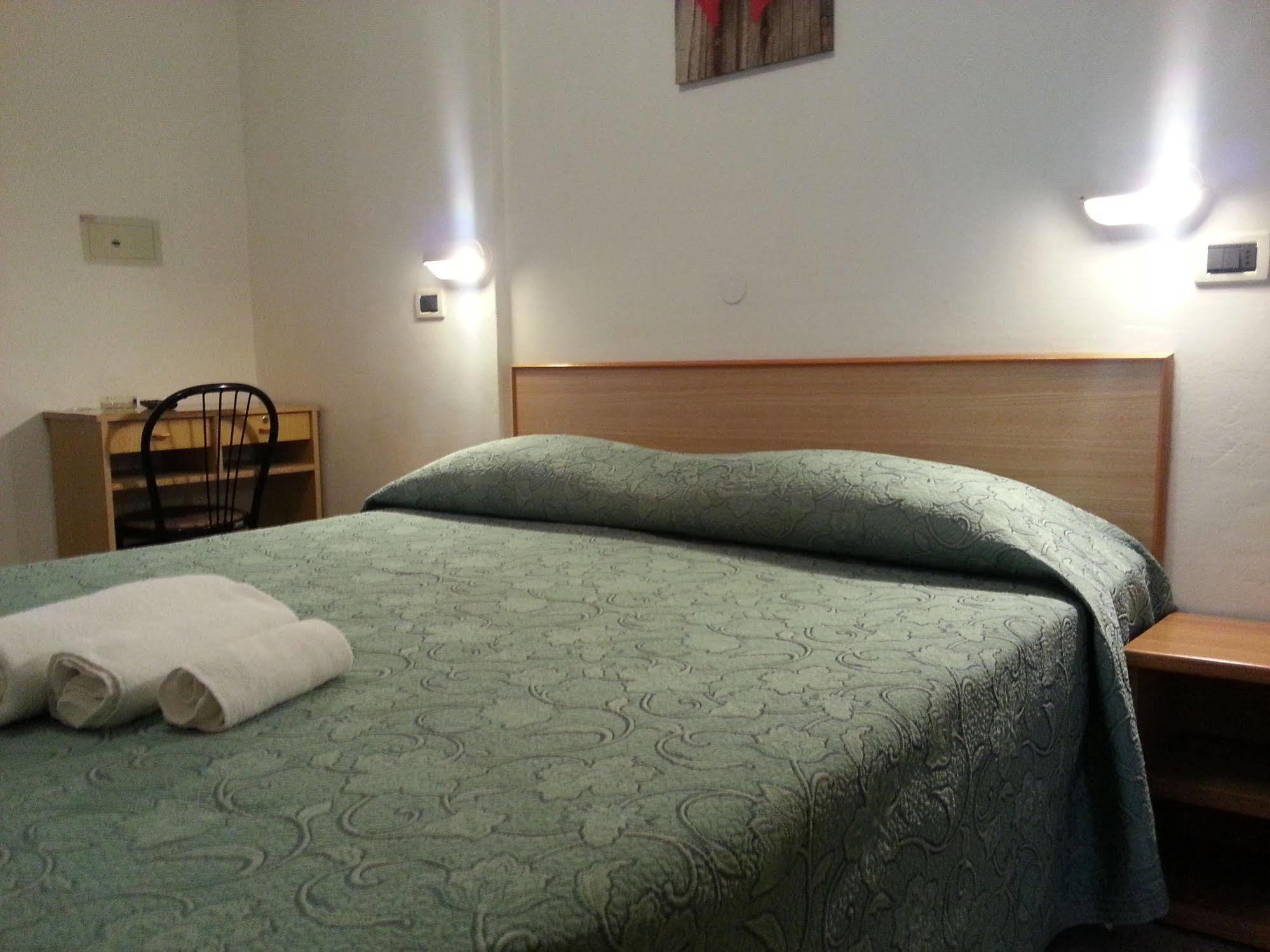 Hotel Villa Arlotti Римини Екстериор снимка