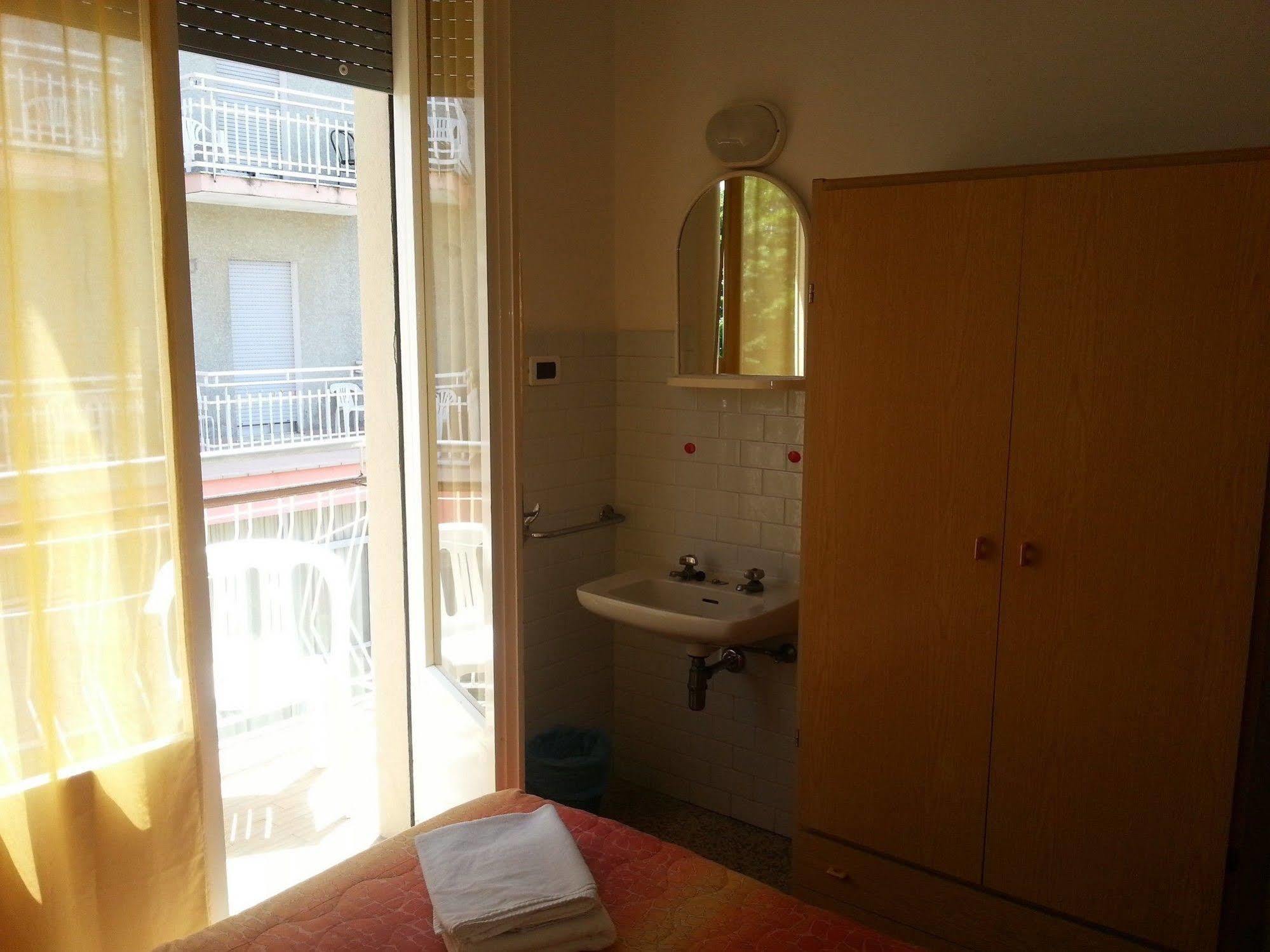 Hotel Villa Arlotti Римини Екстериор снимка