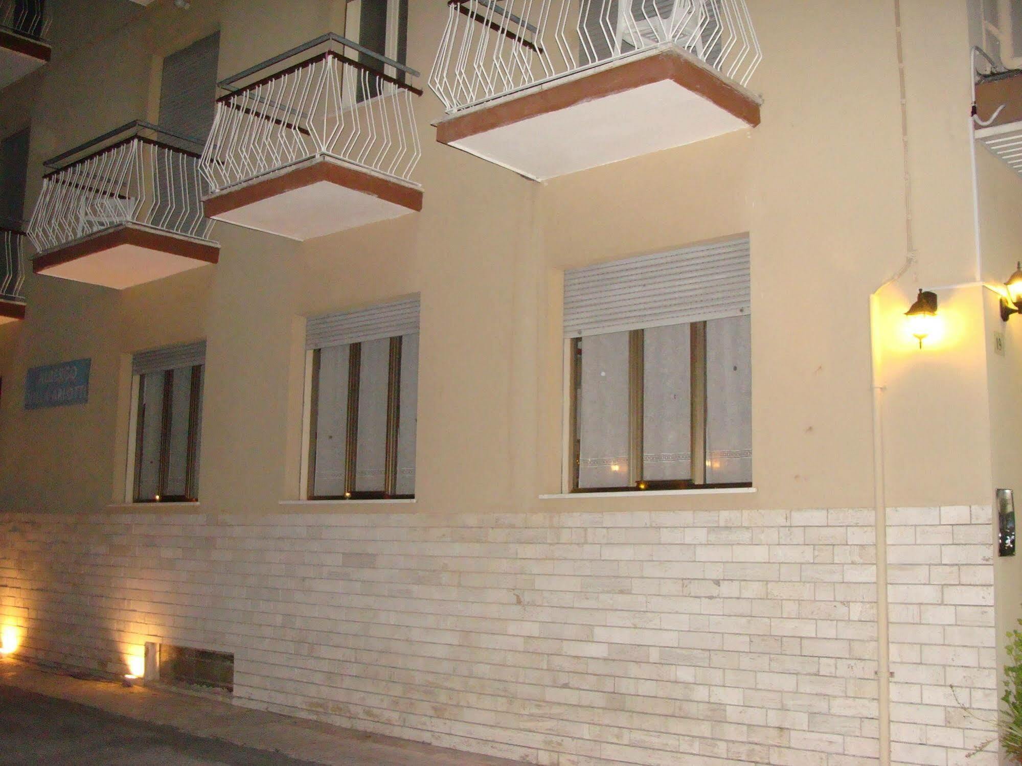 Hotel Villa Arlotti Римини Екстериор снимка