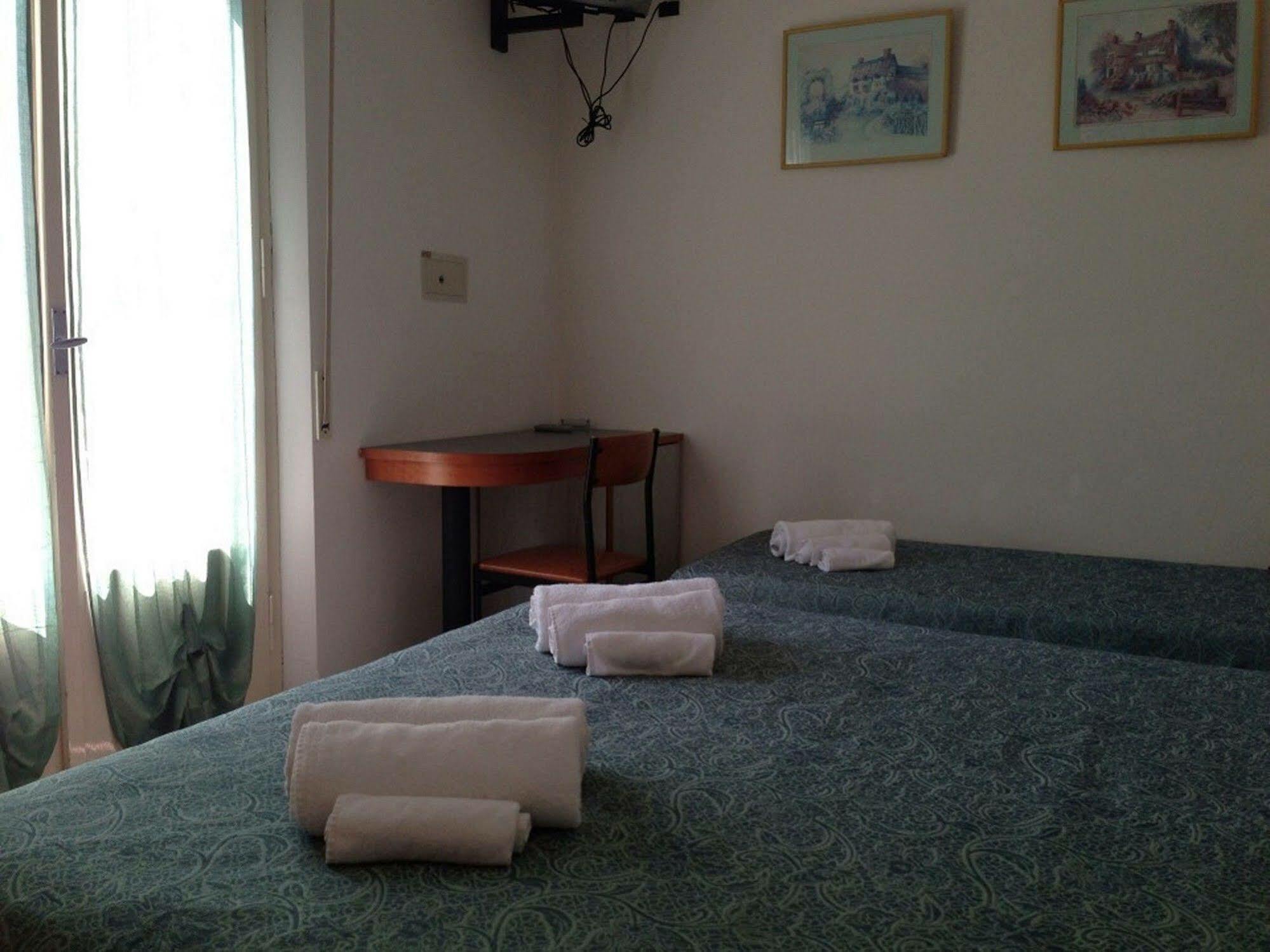 Hotel Villa Arlotti Римини Екстериор снимка